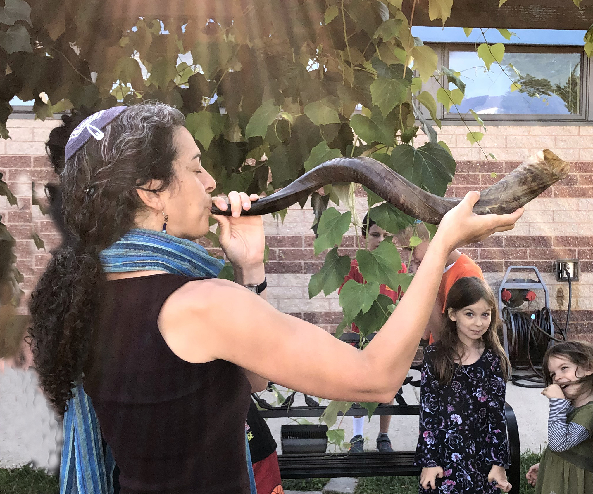 Rabbi Daria jacobs-Velde blowing shofar at Oseh Shalom synagogue